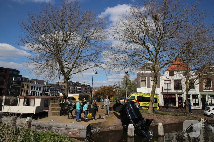 Personenauto belandt in water
