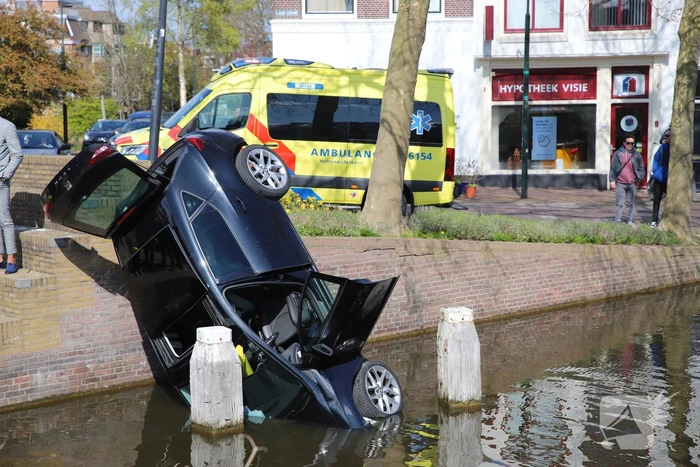 Personenauto belandt in water