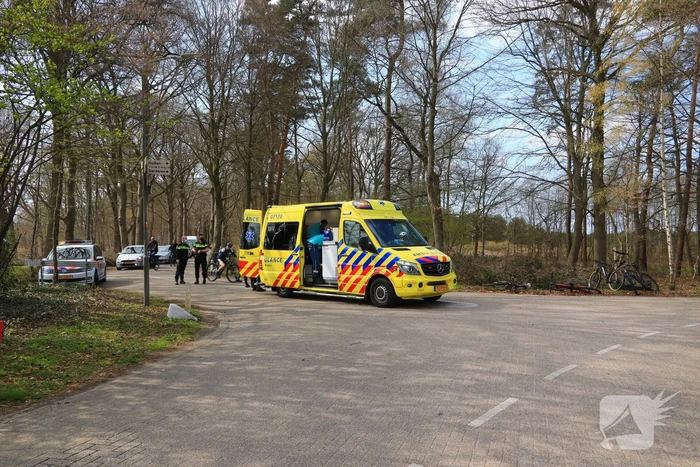 Mountainbiker en bestelbus botsen met elkaar