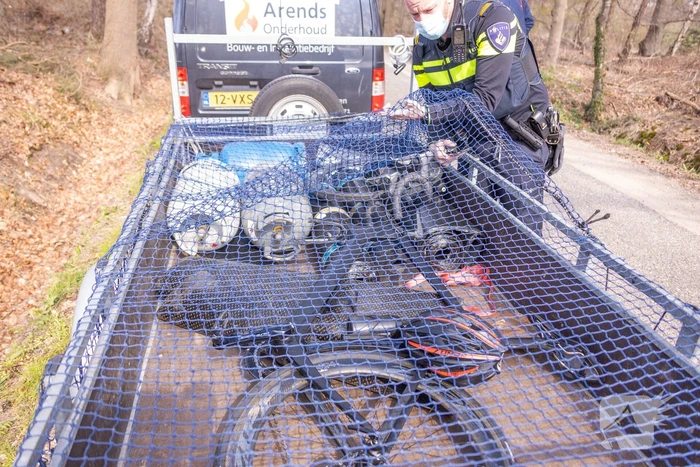 Mountainbiker en bestelbus botsen met elkaar