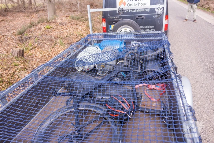 Mountainbiker en bestelbus botsen met elkaar