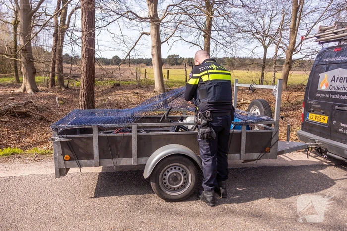 Mountainbiker en bestelbus botsen met elkaar