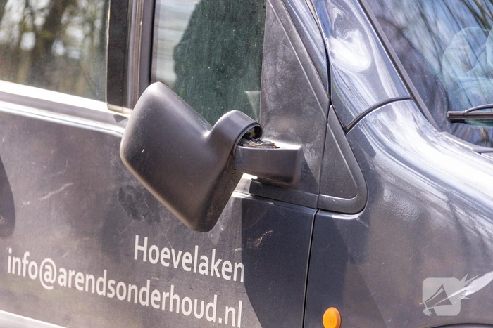 Mountainbiker en bestelbus botsen met elkaar
