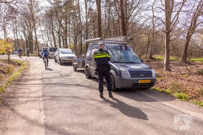 Mountainbiker en bestelbus botsen met elkaar