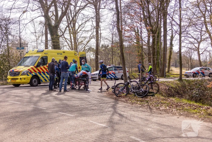 Mountainbiker en bestelbus botsen met elkaar