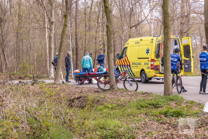 Mountainbiker en bestelbus botsen met elkaar
