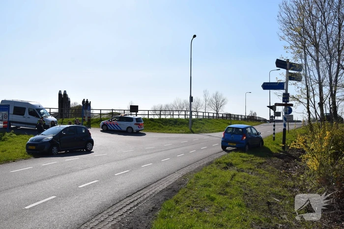 Twee auto's betrokken bij frontale aanrijding