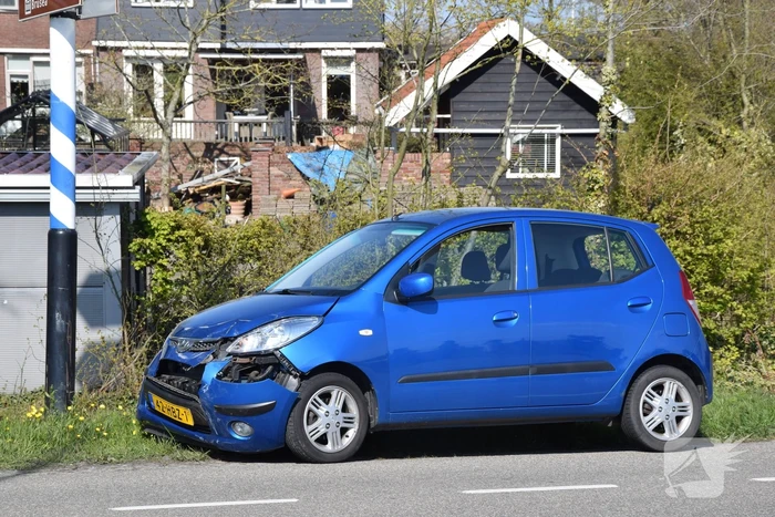 Twee auto's betrokken bij frontale aanrijding