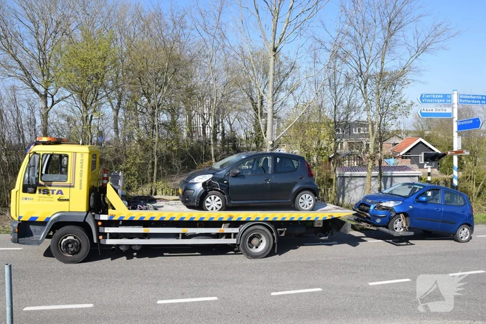 Twee auto's betrokken bij frontale aanrijding