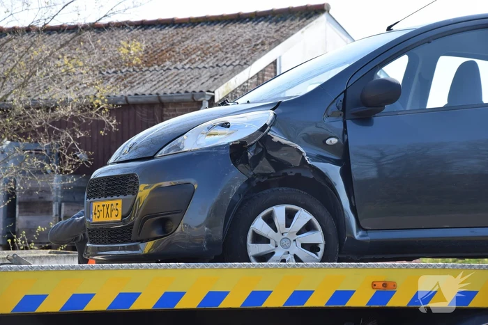 Twee auto's betrokken bij frontale aanrijding