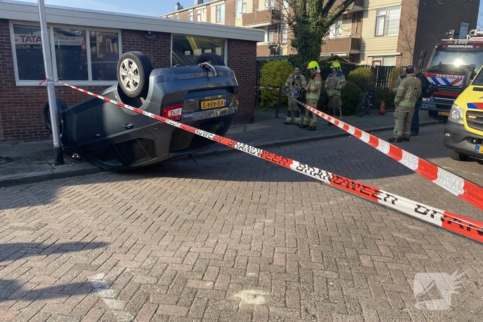 Auto slaat over de kop