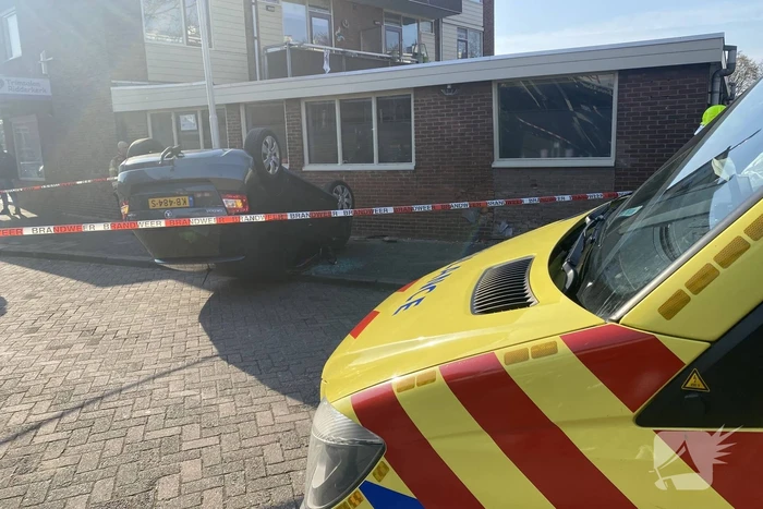 Auto slaat over de kop