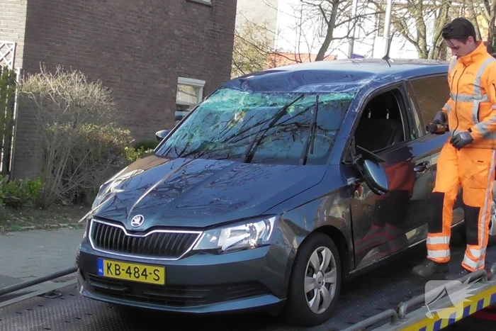 Auto slaat over de kop