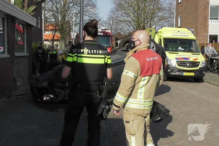 Auto slaat over de kop