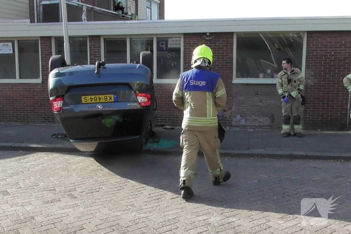Auto slaat over de kop