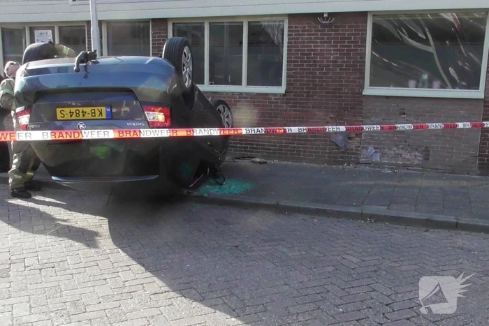 Auto slaat over de kop