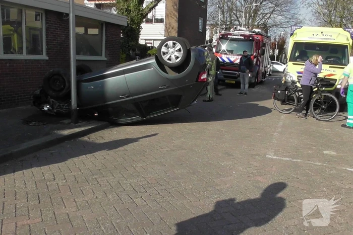 Auto slaat over de kop