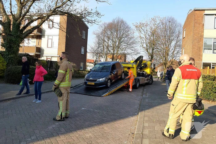 Auto slaat over de kop