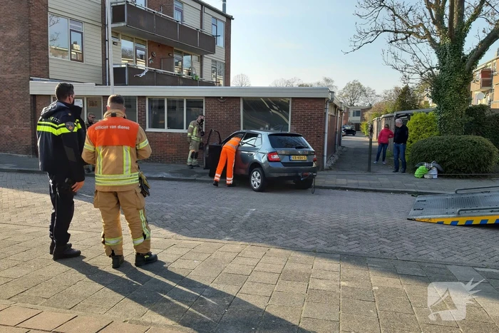 Auto slaat over de kop