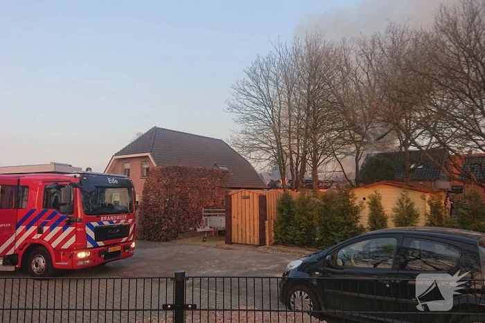 Schuur en auto verwoest door brand