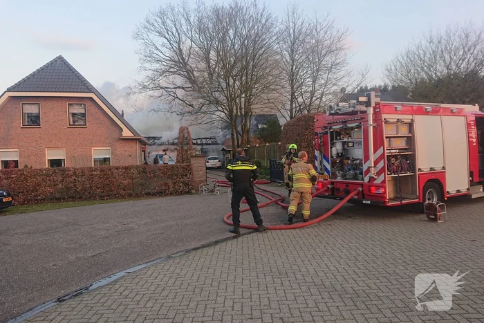 Schuur en auto verwoest door brand
