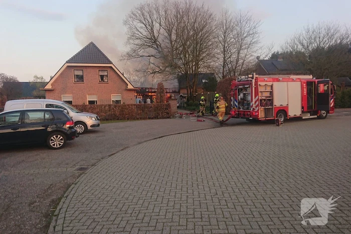 Schuur en auto verwoest door brand