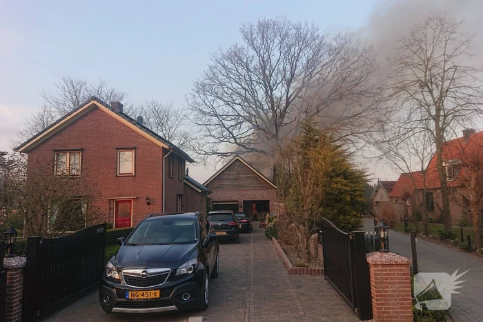 Schuur en auto verwoest door brand