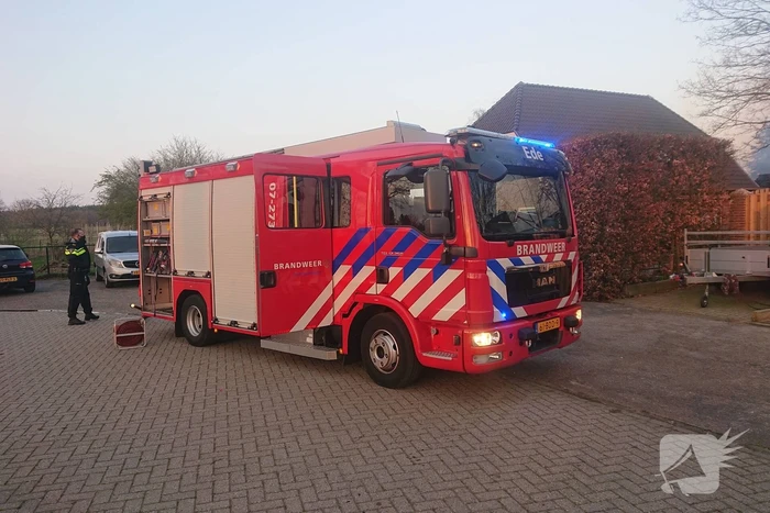 Schuur en auto verwoest door brand