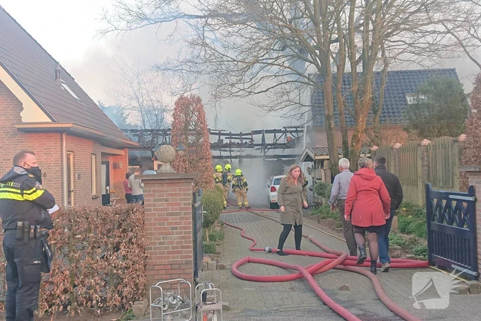 Schuur en auto verwoest door brand