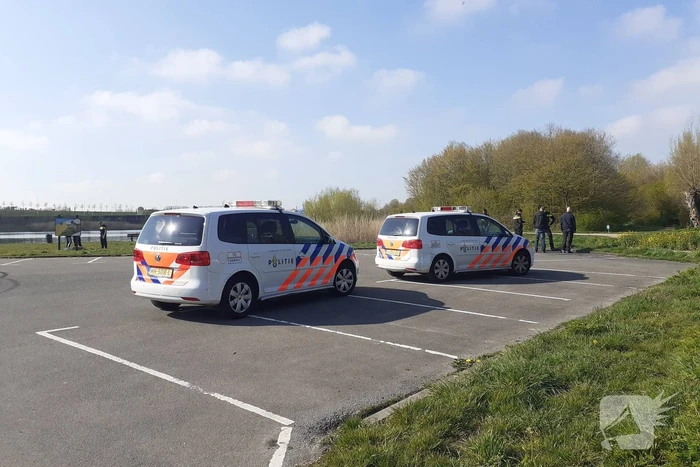 Rijles van vriend eindigt in sloot