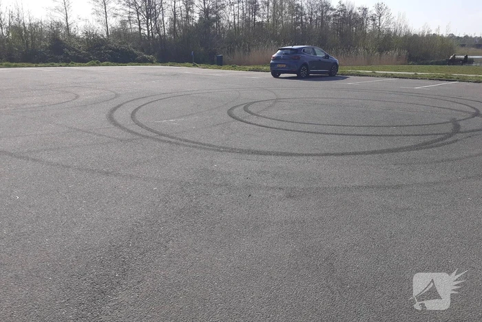 Rijles van vriend eindigt in sloot