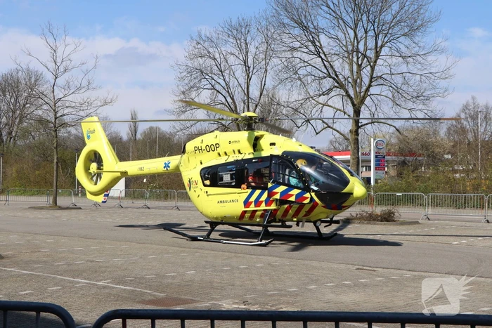 Traumahelikopter landt op parkeerplaats Alrijne ziekenhuis voor transport coronapatiënt