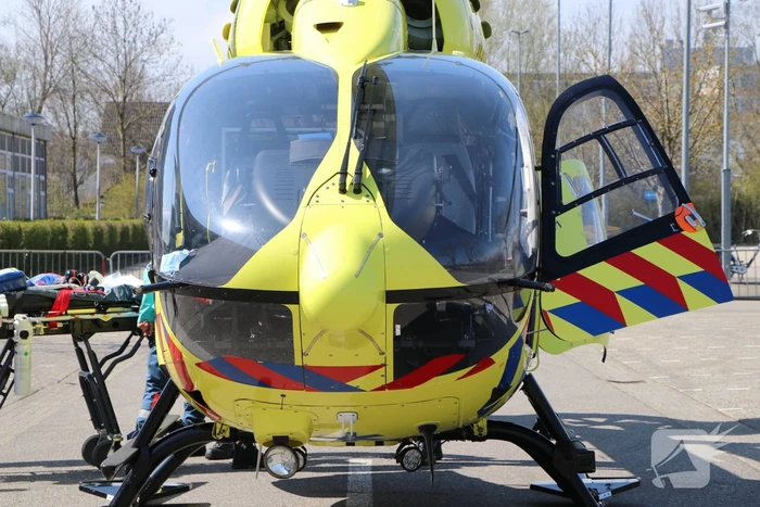 Traumahelikopter landt op parkeerplaats Alrijne ziekenhuis voor transport coronapatiënt