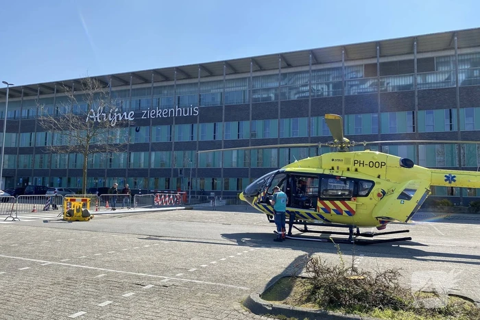 Traumahelikopter landt op parkeerplaats Alrijne ziekenhuis voor transport coronapatiënt