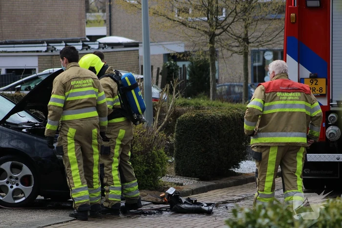Brandweer blust brandend motoronderdeel