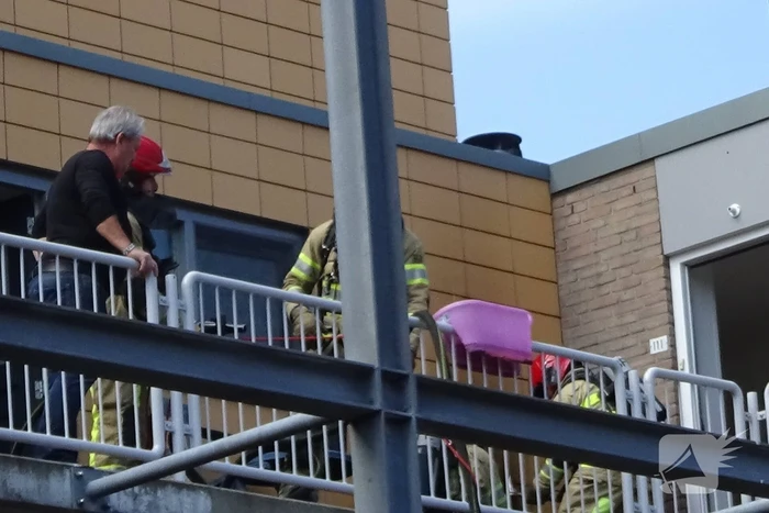 Houten plank tegen appartement vat vlam