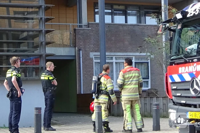 Houten plank tegen appartement vat vlam