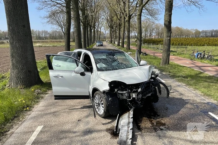 Automobilist eindigt tegen auto tegen boom