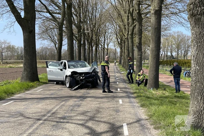 Automobilist eindigt tegen auto tegen boom