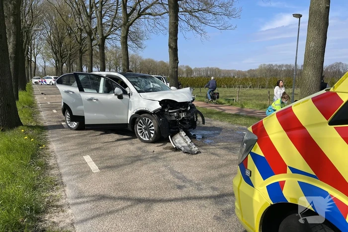 Automobilist eindigt tegen auto tegen boom