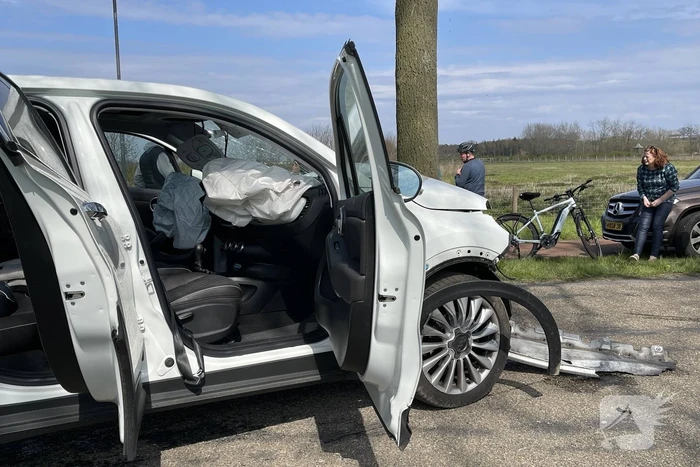 Automobilist eindigt tegen auto tegen boom