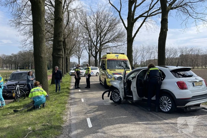 Automobilist eindigt tegen auto tegen boom