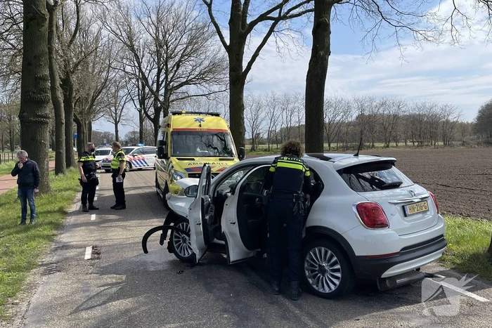 Automobilist eindigt tegen auto tegen boom