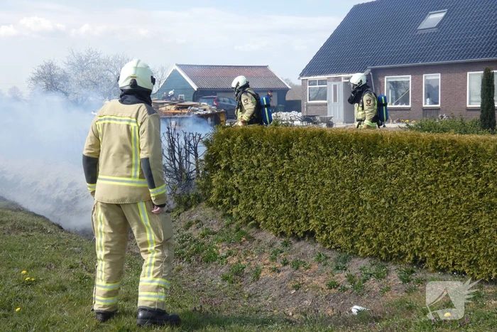 Coniferenhaag in brand