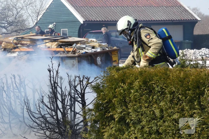 Coniferenhaag in brand