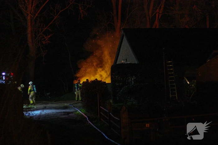 Grote vlammen bij flinke buitenbrand