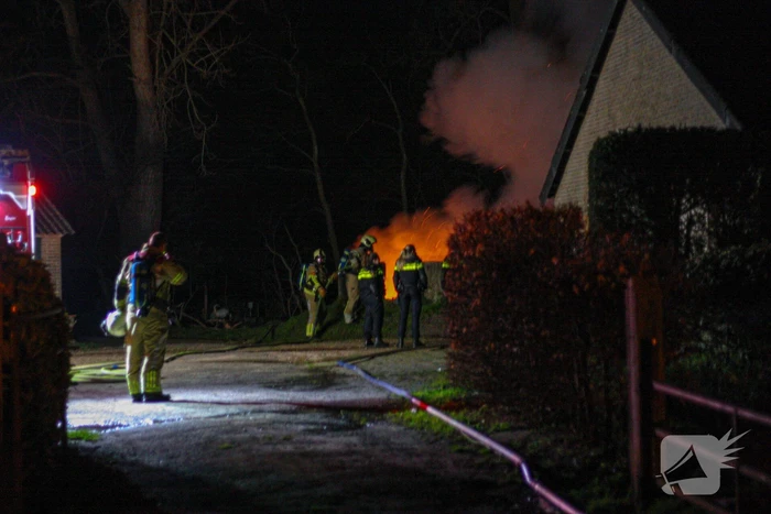Grote vlammen bij flinke buitenbrand