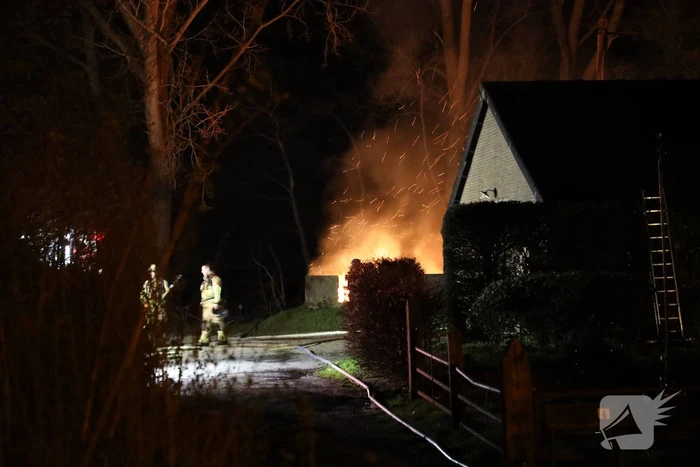 Grote vlammen bij flinke buitenbrand