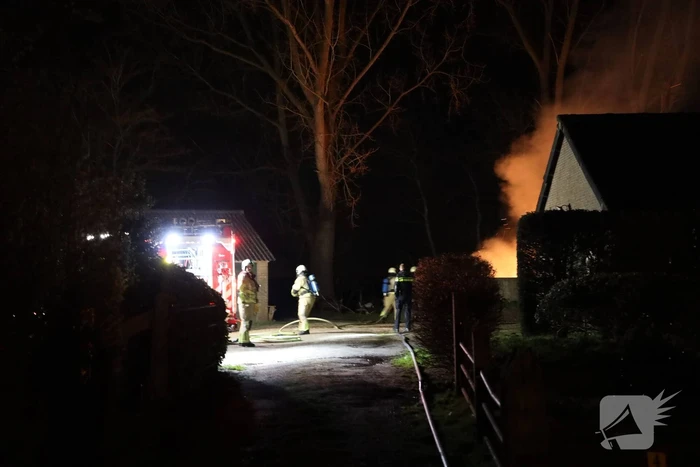 Grote vlammen bij flinke buitenbrand