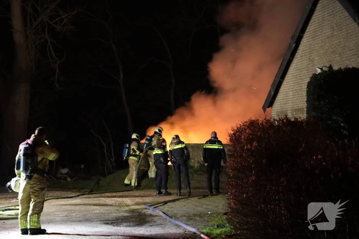 Grote vlammen bij flinke buitenbrand
